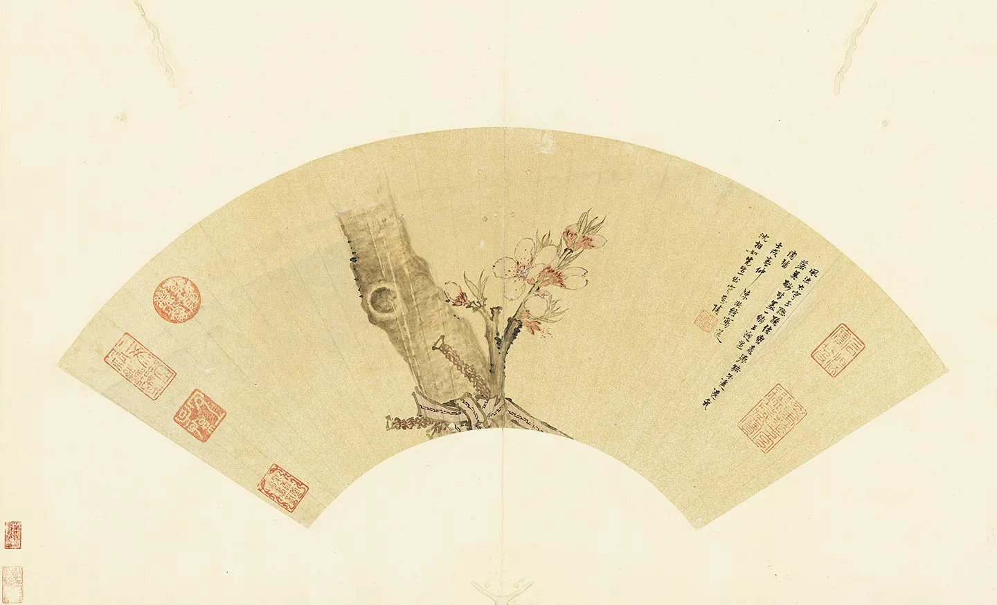 陈洪绶《著色桃花扇面》