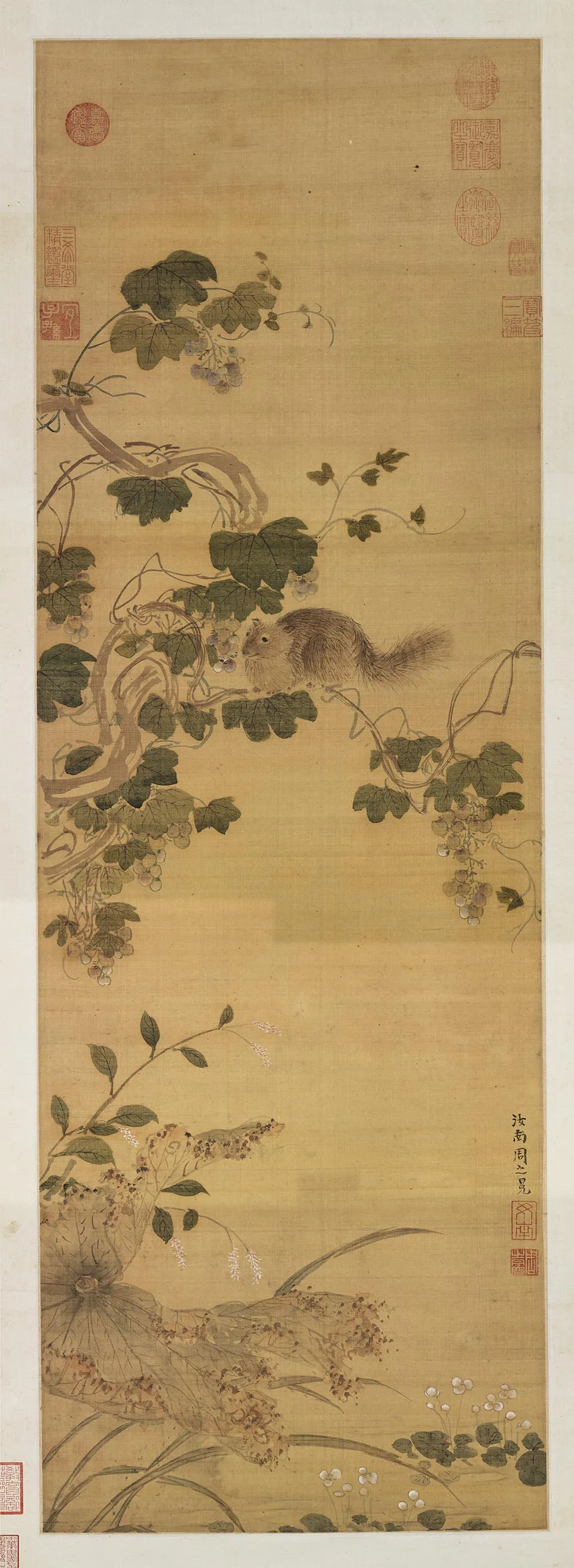 周之冕《画葡萄松鼠图》轴