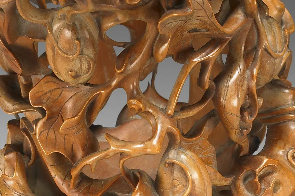 清代“黄杨木雕镂空瓜瓞笔筒”雕刻局部 (2)