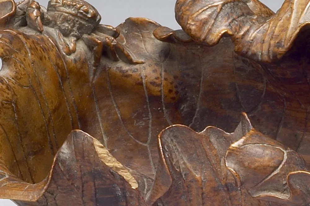 清早期“竹雕荷叶式水盛”雕刻局部 (1)