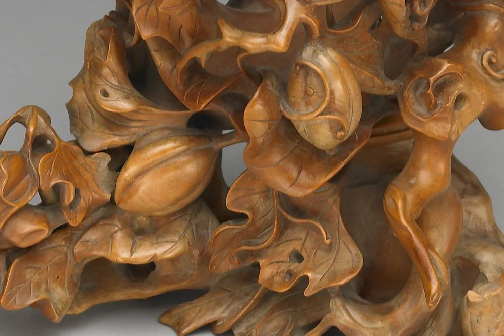 清代“黄杨木雕镂空瓜瓞笔筒”雕刻局部 (4)