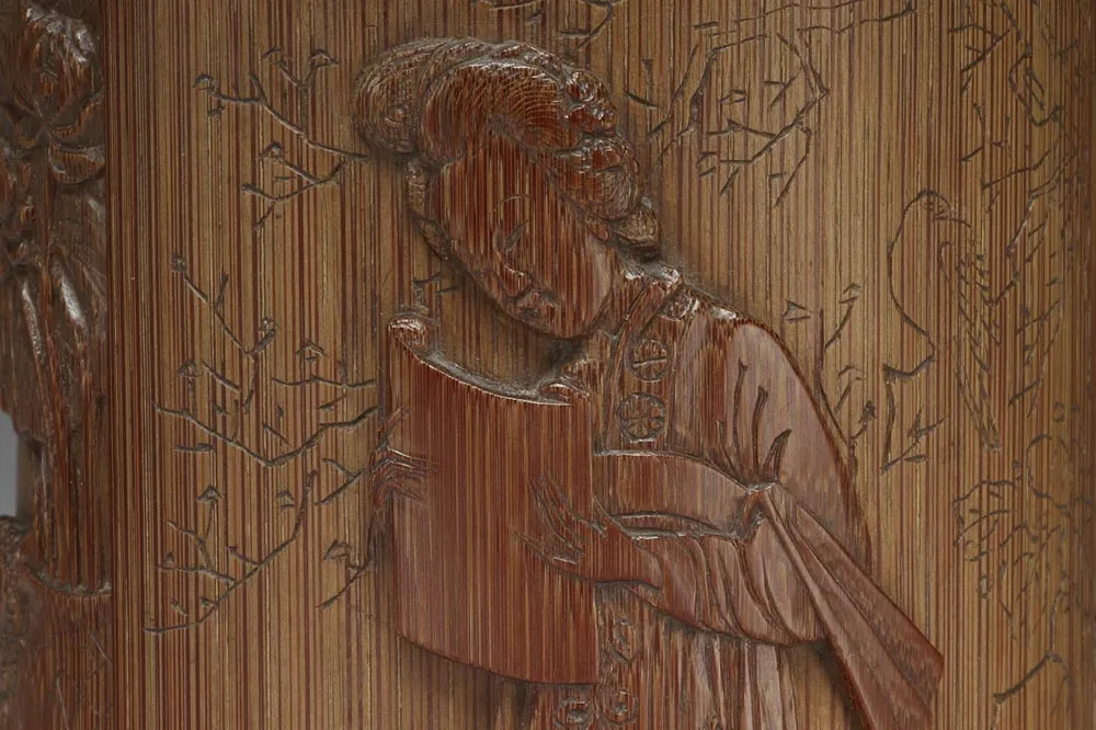 明代“竹雕窥简图笔筒”雕刻局部 (3)