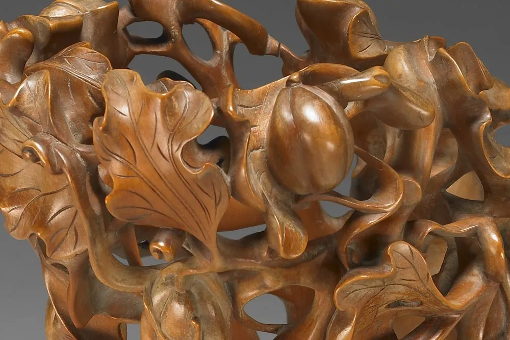 清代“黄杨木雕镂空瓜瓞笔筒”雕刻局部 (1)