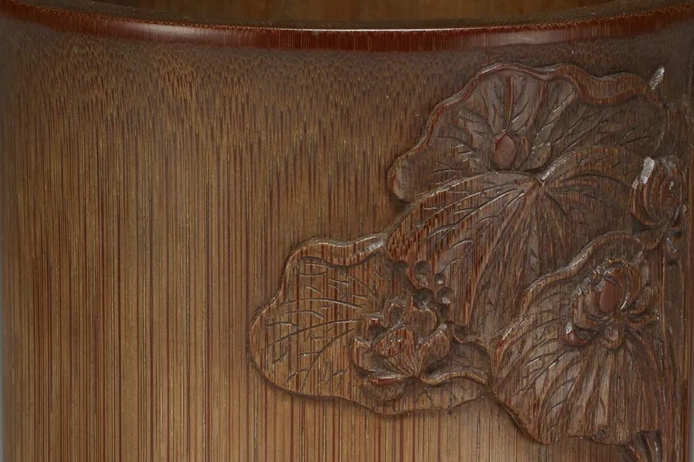 明代“竹雕窥简图笔筒”雕刻局部 (1)