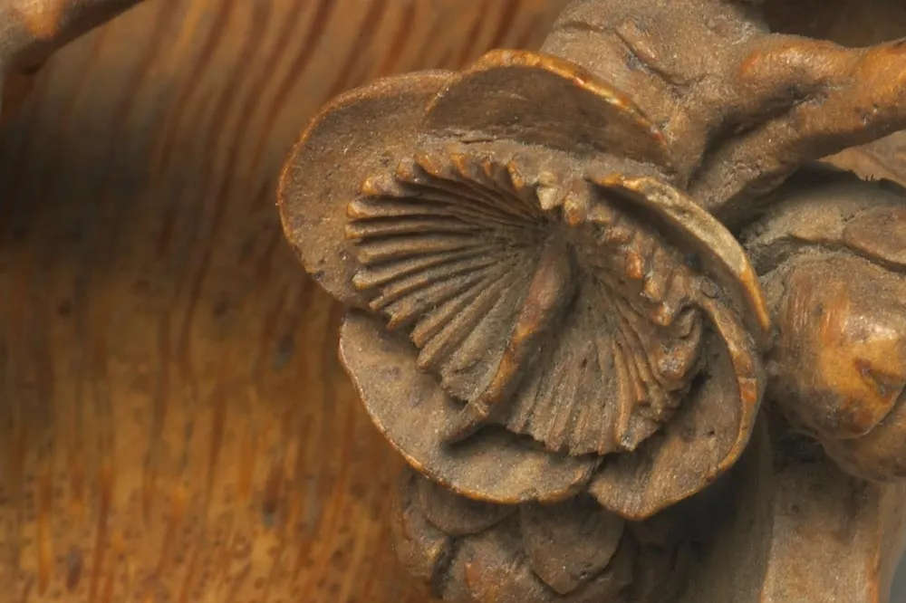 清早期“竹雕梅花水盛”雕刻局部 (4)