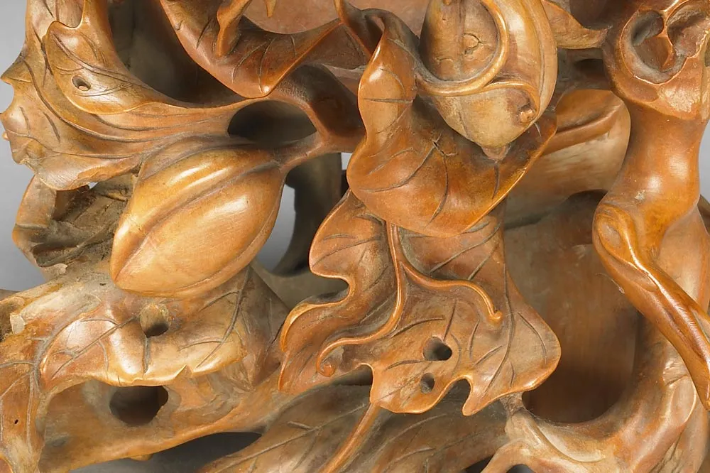 清代“黄杨木雕镂空瓜瓞笔筒”雕刻局部 (3)