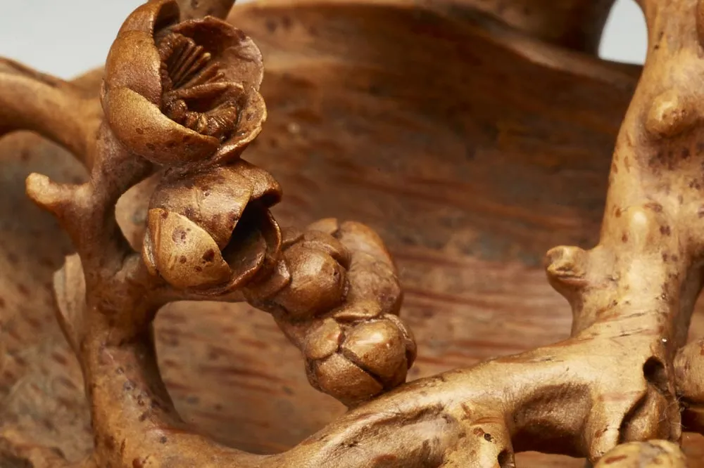 清早期“竹雕梅花水盛”雕刻局部 (2)