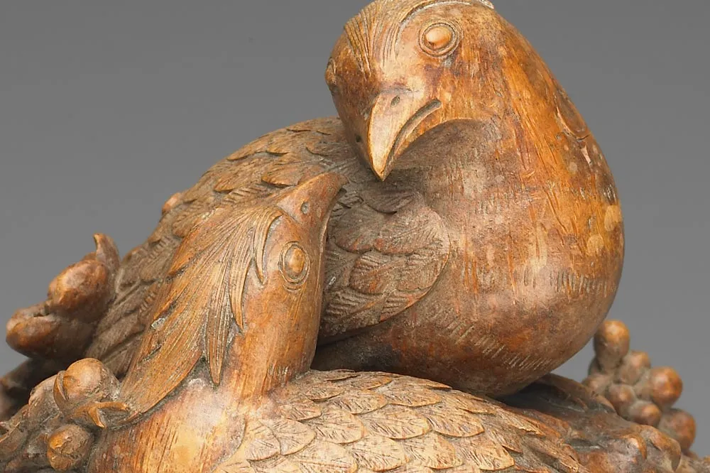 清代“竹雕梅花绶带”雕刻局部 (1)