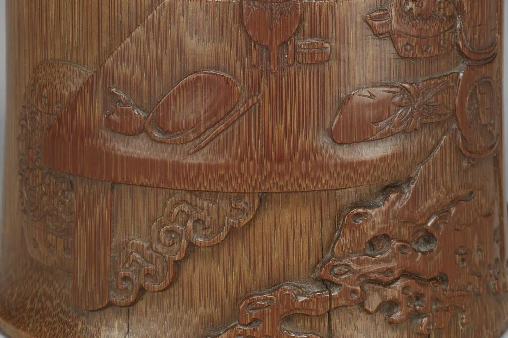 明代“竹雕窥简图笔筒”雕刻局部 (2)