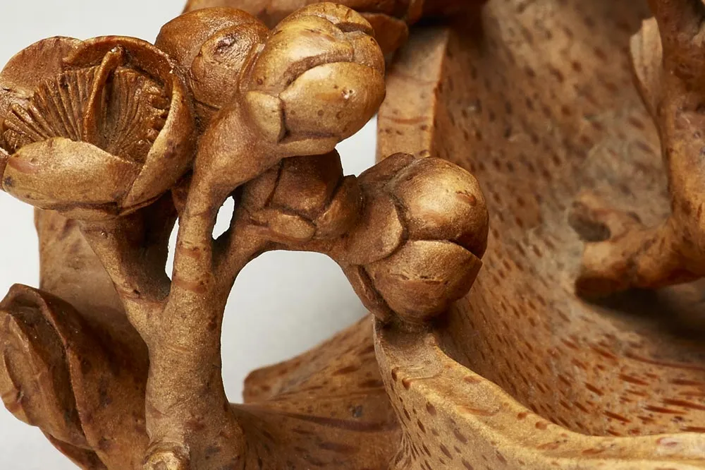 清早期“竹雕梅花水盛”雕刻局部 (1)