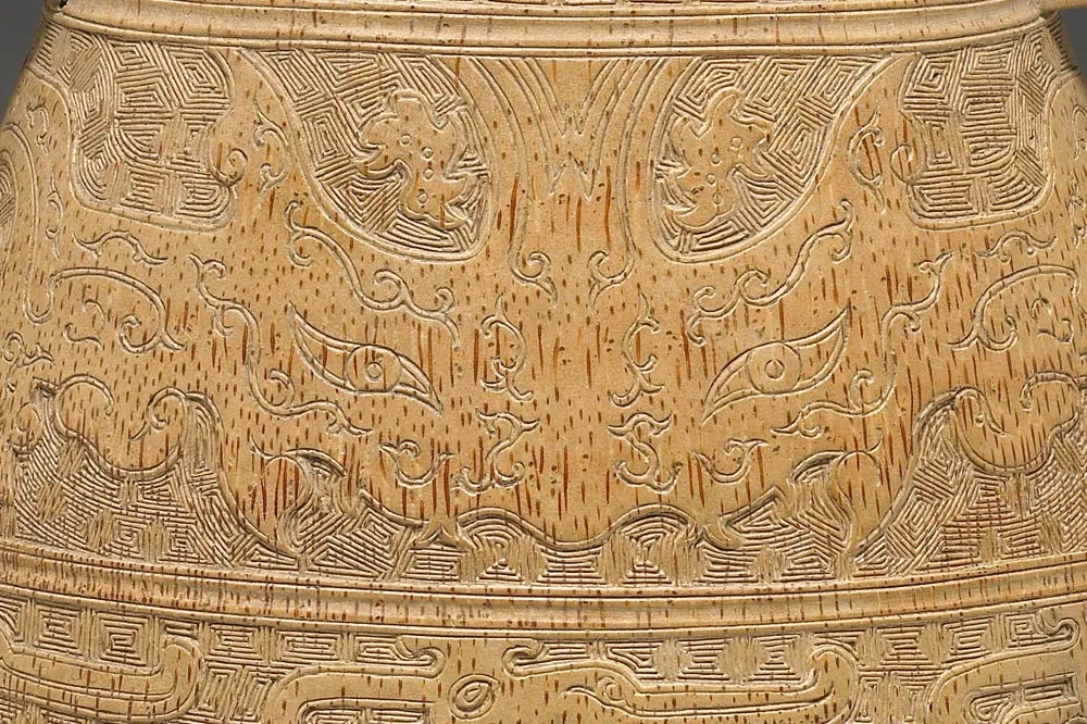 清代“竹雕兽面纹贯耳壶”雕刻局部 (3)