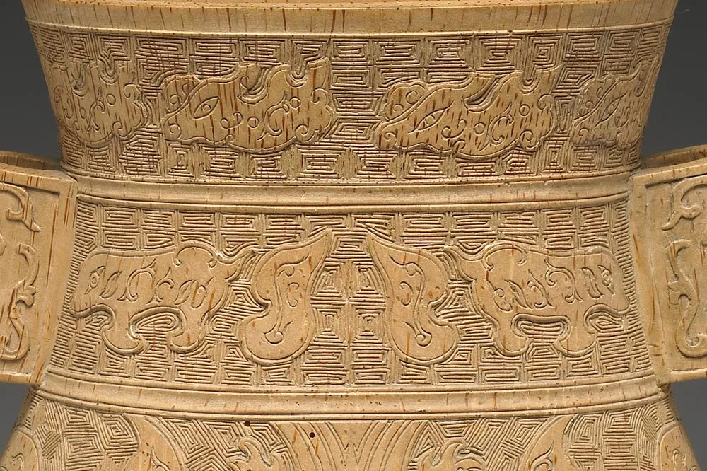 清代“竹雕兽面纹贯耳壶”雕刻局部 (1)