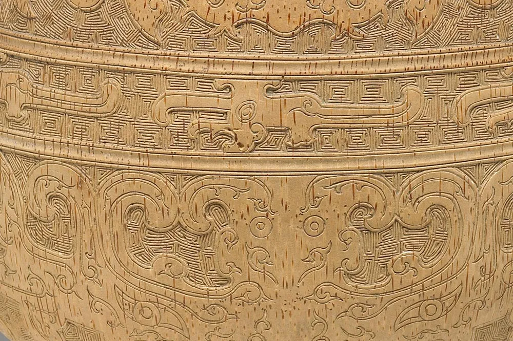 清代“竹雕兽面纹贯耳壶”雕刻局部 (2)