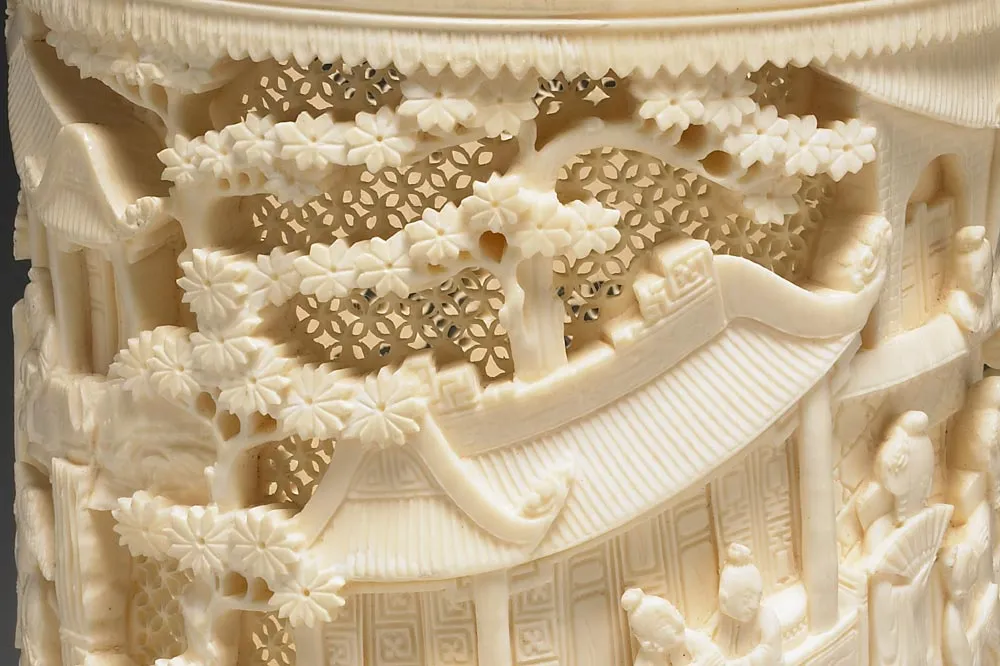 清代“象牙雕镂空人物图笔筒”雕刻局部 (1)