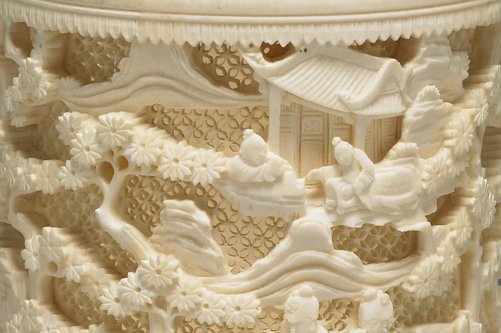 清代象牙雕镂空人物图笔筒局部 (1)