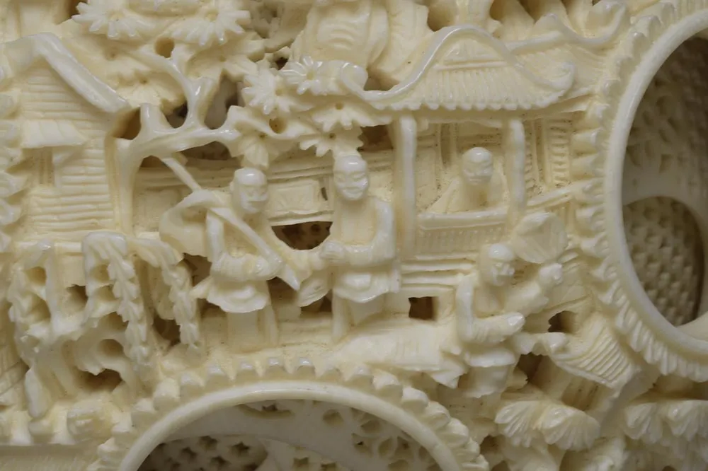 清代“象牙雕镂空人物套球”雕刻局部 (5)