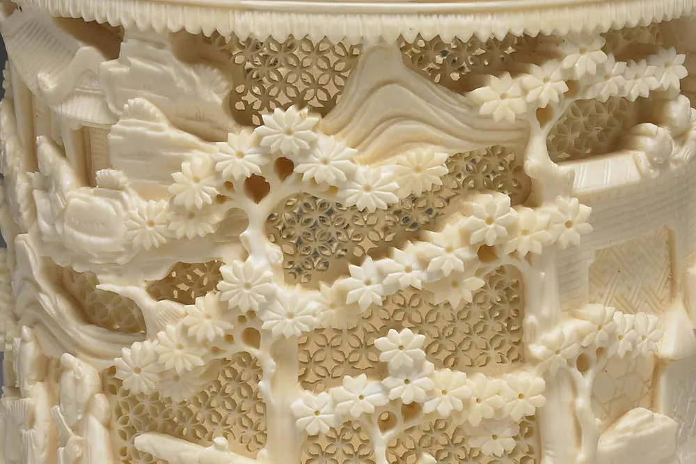 清代象牙雕镂空人物图笔筒局部 (3)