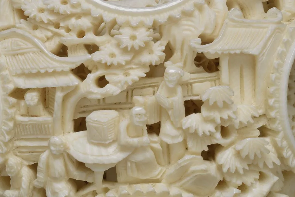 清代“象牙雕镂空人物套球”雕刻局部 (4)
