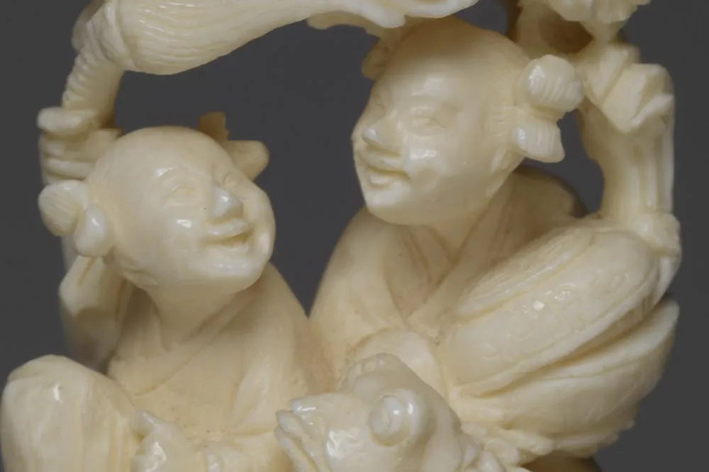 清代“象牙雕镂空人物套球”雕刻局部 (3)