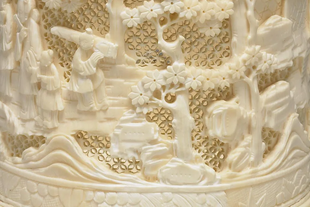 清代象牙雕镂空人物图笔筒局部 (4)