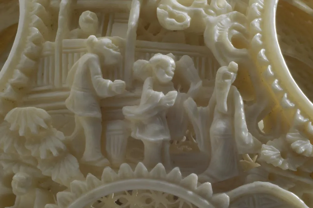 清代“象牙雕镂空人物套球”雕刻局部 (1)
