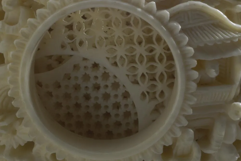 清代“象牙雕镂空人物套球”雕刻局部 (2)