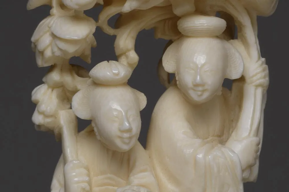 清代“象牙雕镂空人物套球”雕刻局部 (6)