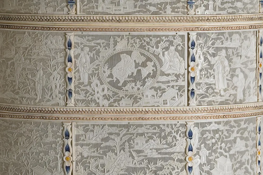 清代“象牙雕四层透花提食盒”雕刻局部 (1)