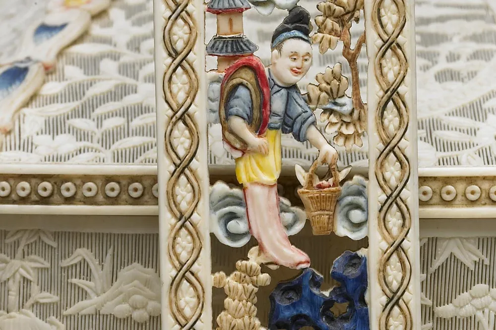 清代“象牙雕四层透花提食盒”雕刻局部 (2)