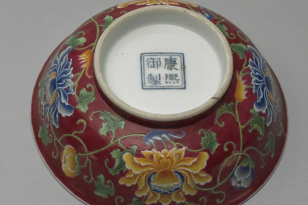 清康熙铜胎画珐琅紫地花卉浅碗局部 (3)