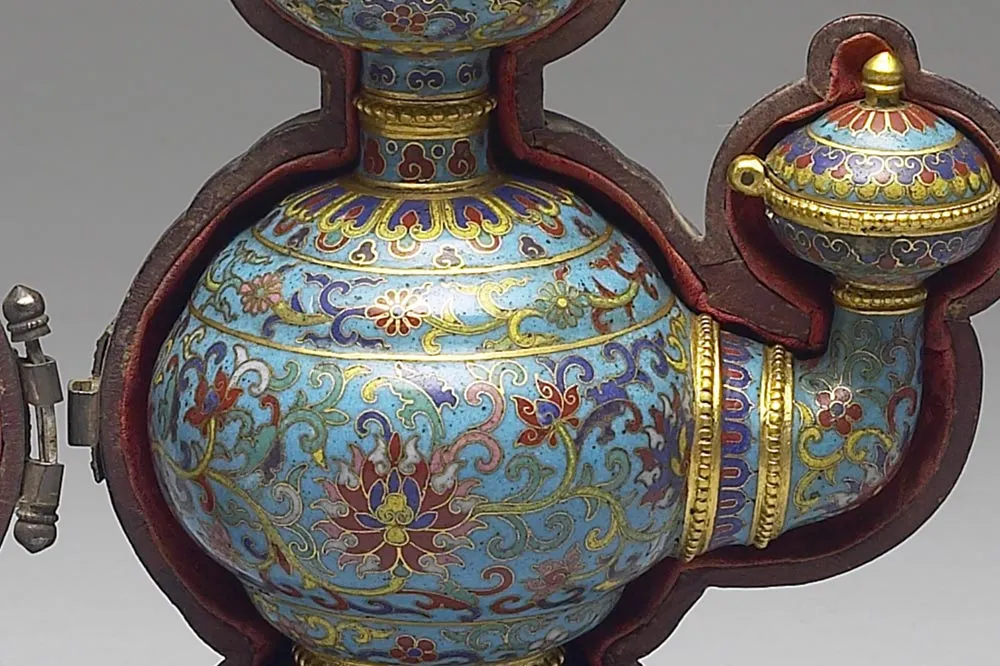 清代掐丝珐琅奔巴壶局部 (3)