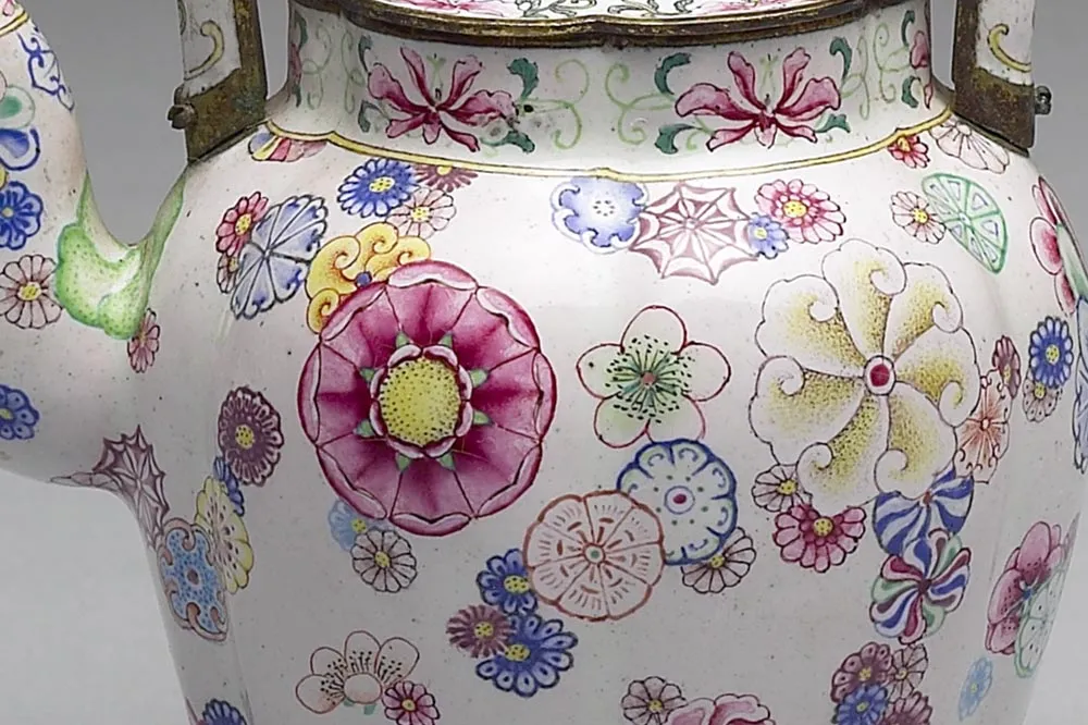 清代“铜胎画珐琅皮球花纹提梁壶”珐琅器局部 (1)