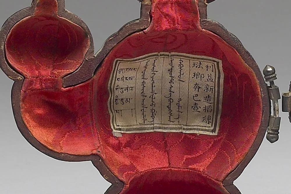 清代掐丝珐琅奔巴壶局部 (2)