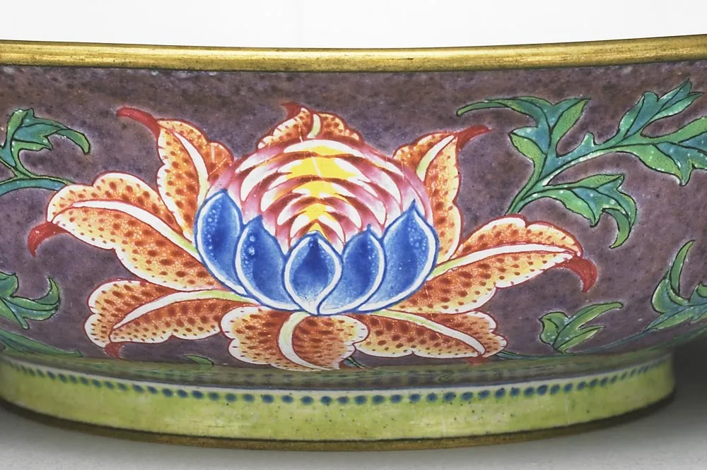 清康熙铜胎画珐琅紫地花卉浅碗局部 (1)