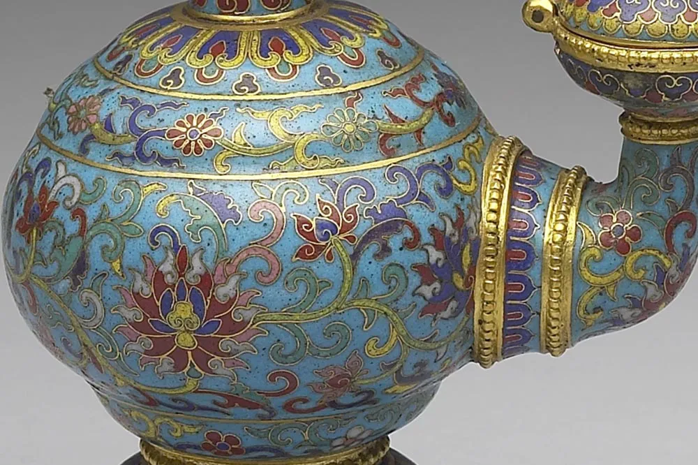 清代掐丝珐琅奔巴壶局部 (1)