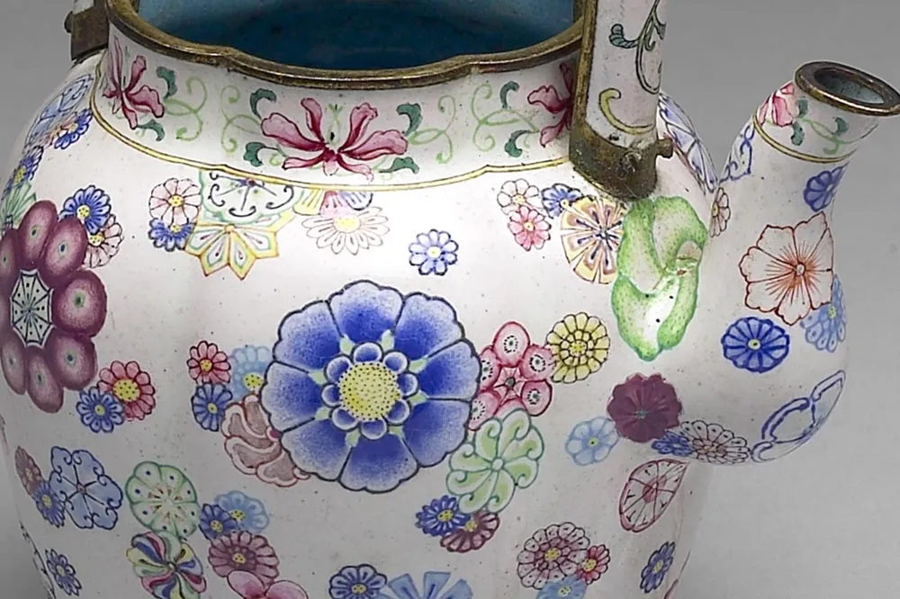 清代“铜胎画珐琅皮球花纹提梁壶”珐琅器局部 (3)