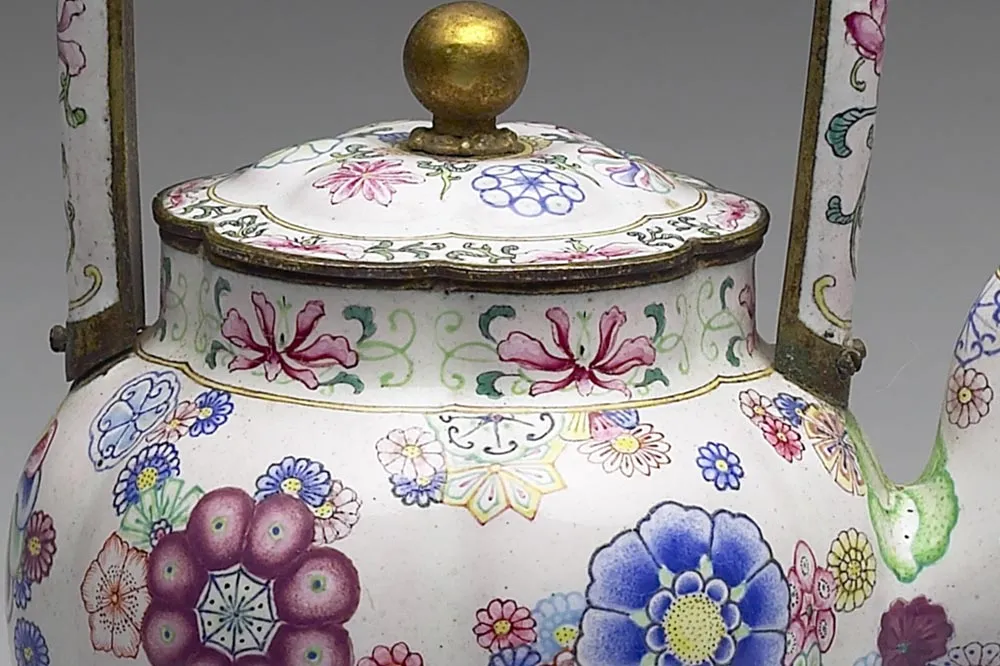 清代“铜胎画珐琅皮球花纹提梁壶”珐琅器局部 (2)