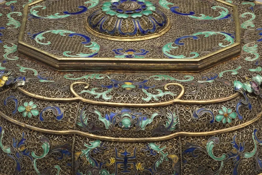 清代内填珐琅累丝福寿卷草纹瓣式盒局部 (1)