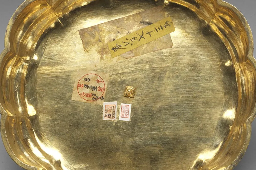 清代内填珐琅累丝福寿卷草纹瓣式盒局部 (4)