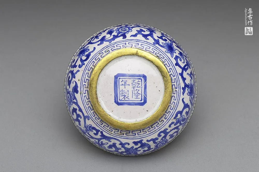清代铜胎画珐琅白地蓝花圆盒-(4)