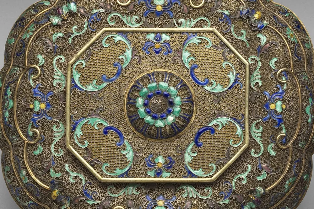 清代内填珐琅累丝福寿卷草纹瓣式盒局部 (3)