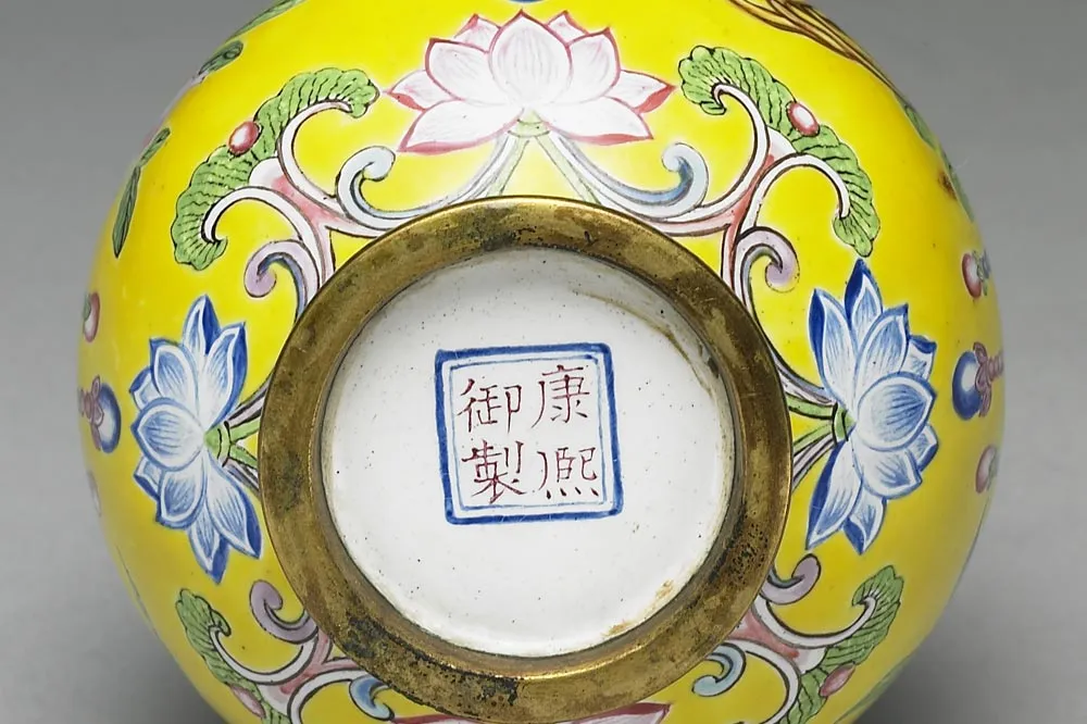 清代铜胎画珐琅寿同山岳观音瓶局部 (3)