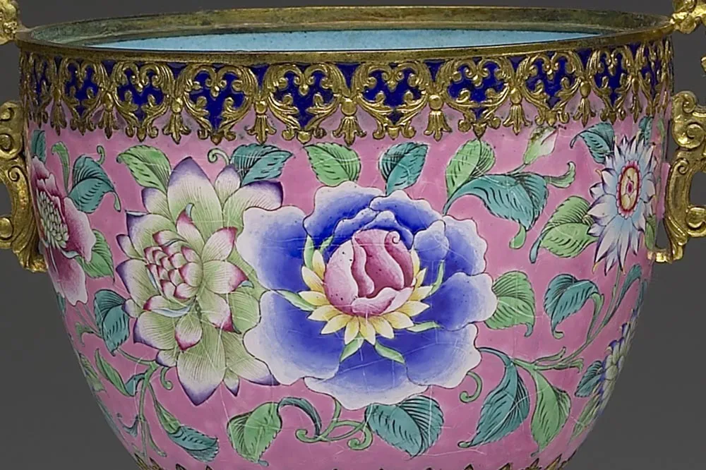 清代铜胎画珐琅花卉高足盖杯局部 (1)