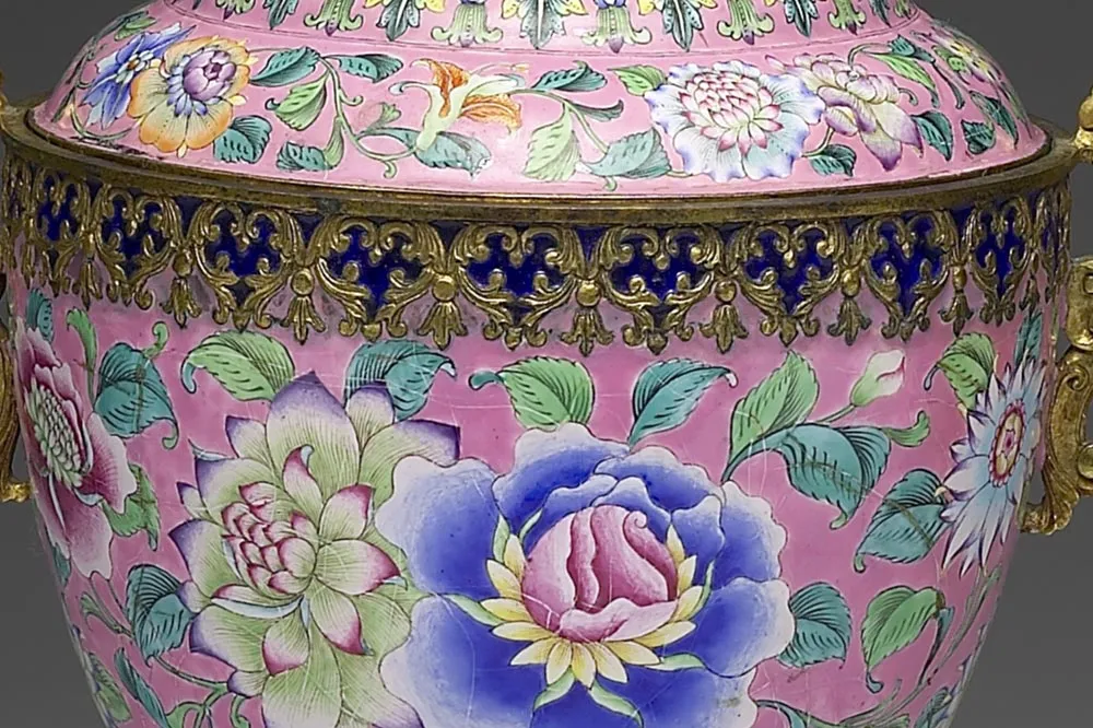 清代铜胎画珐琅花卉高足盖杯局部 (2)