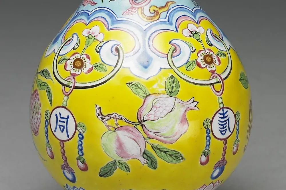 清代铜胎画珐琅寿同山岳观音瓶局部 (2)