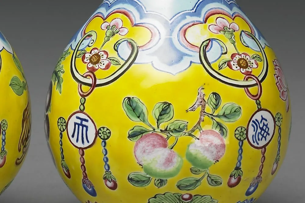 清代铜胎画珐琅寿同山岳观音瓶局部 (1)