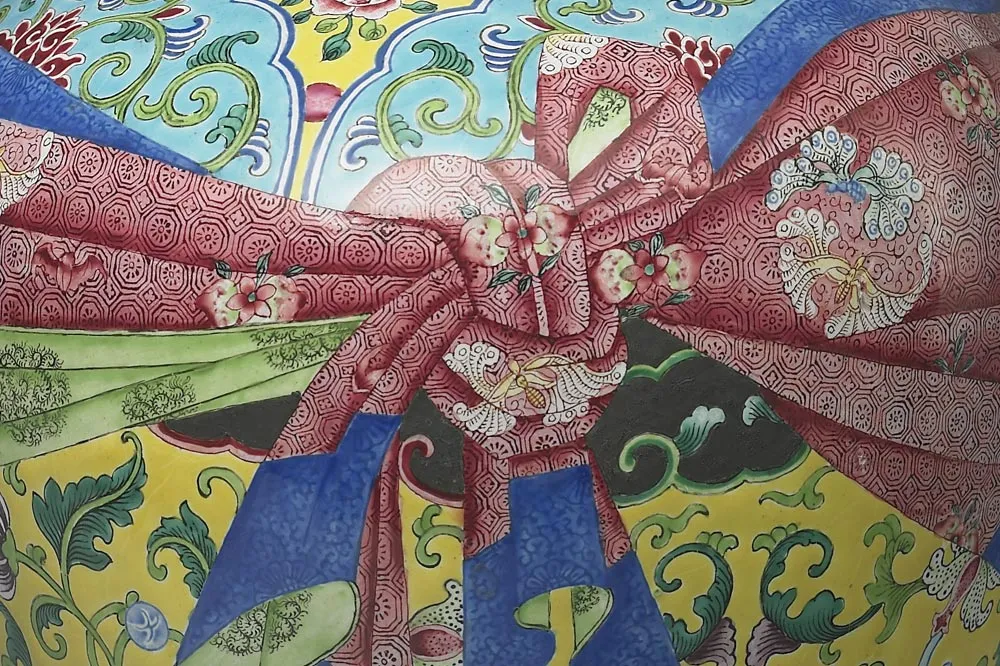 清代铜胎画珐琅包袱纹盖罐局部 (1)