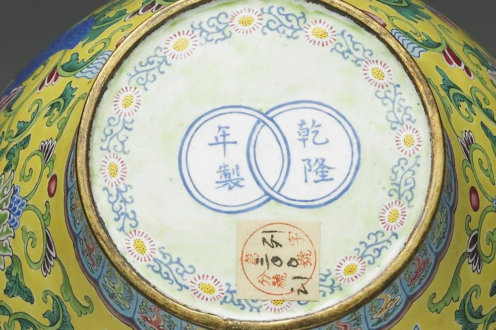 清代铜胎画珐琅包袱纹盖罐局部 (5)