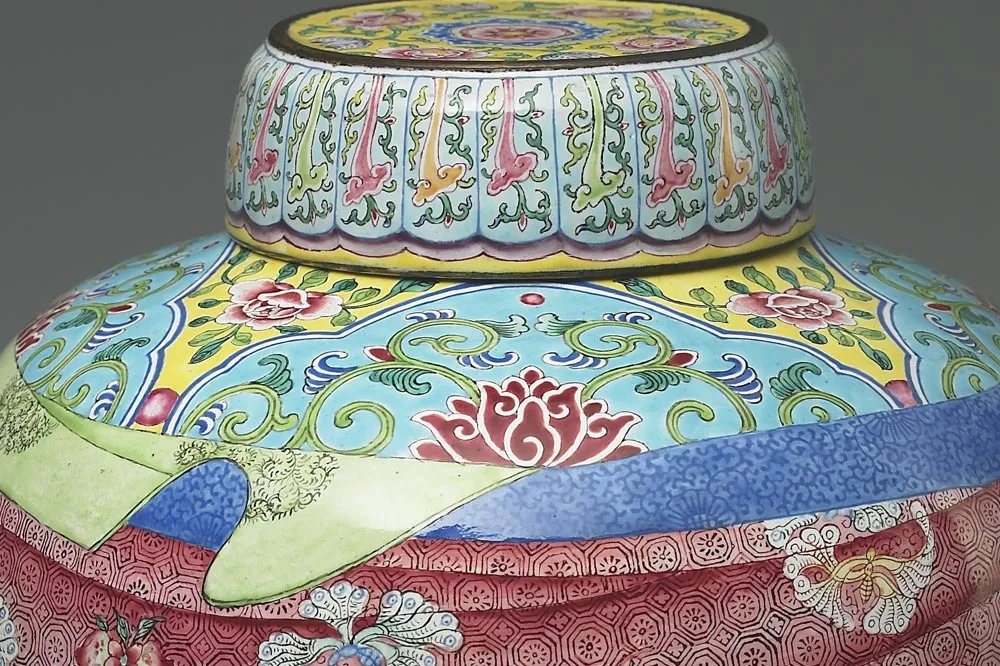 清代铜胎画珐琅包袱纹盖罐局部 (2)