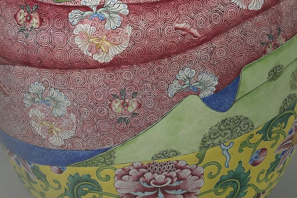 清代铜胎画珐琅包袱纹盖罐局部 (3)